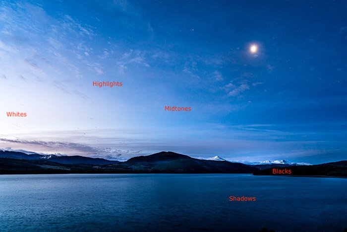 изображение горно-озерного пейзажа со светлыми метками