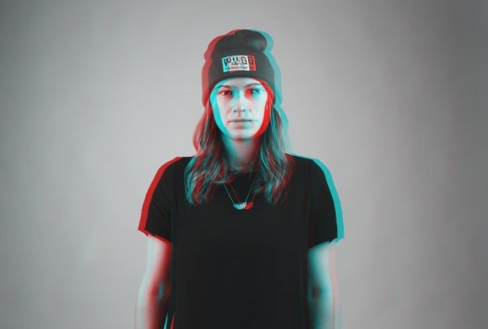 3D изображение женщины в футболке и кепке