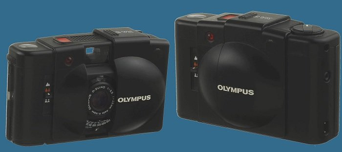 Фотография двух 35-мм пленочных камер Olympus XA2 бок о бок на синем фоне