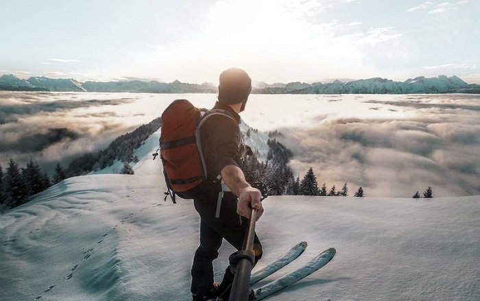 панорамный вид лыжника на снежном склоне горы, снятый камерой 360