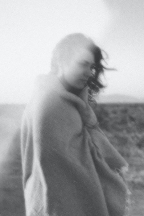 черно-белая фотография женщины в плаще