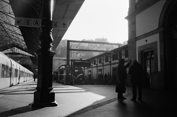 черно-белая фотография железнодорожной платформы