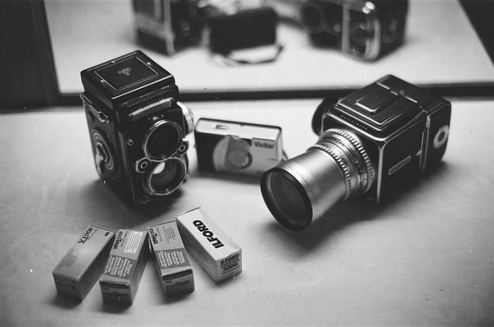 черно-белое изображение кинокамеры с рулонами пленки