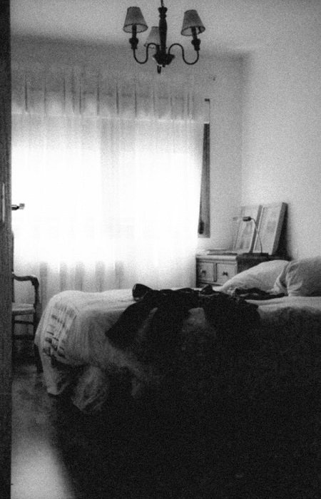 черно-белая фотография спальни с высоким зерном пленки