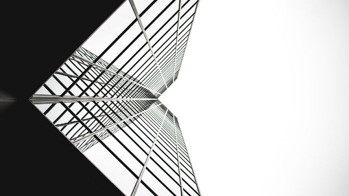обработка черно-белой пленки стеклянного небоскреба
