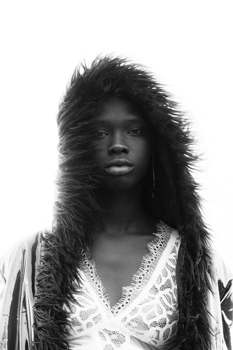 красивое черно-белое изображение женщины с легким зерном пленки