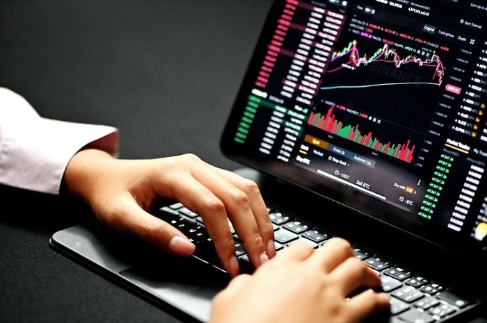 анализ фондового рынка на экране ноутбука