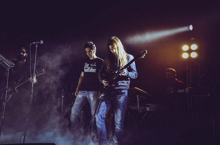 атмосферное изображение группы, выступающей на сцене