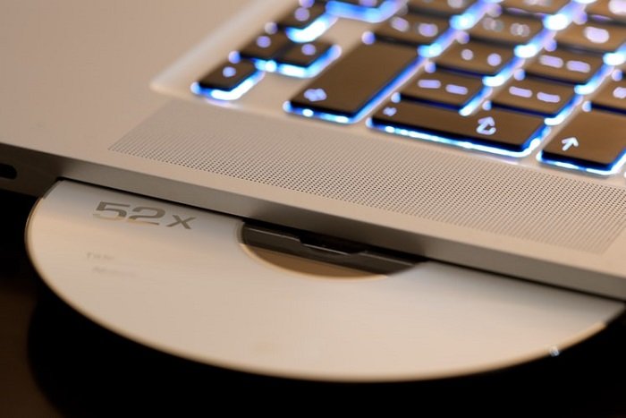 CD в дисковом лотке ноутбука
