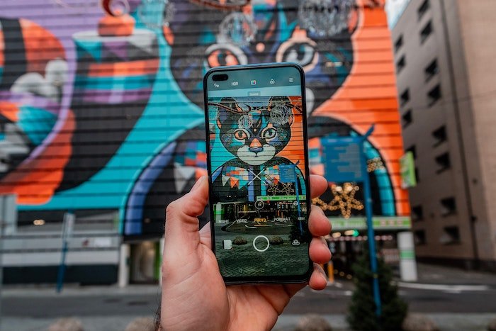фотографирование красочного стрит-арта кота с помощью смартфона