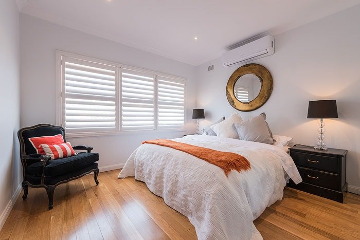 Интерьер спальни с деревянным полом, снятый для фотографии недвижимости