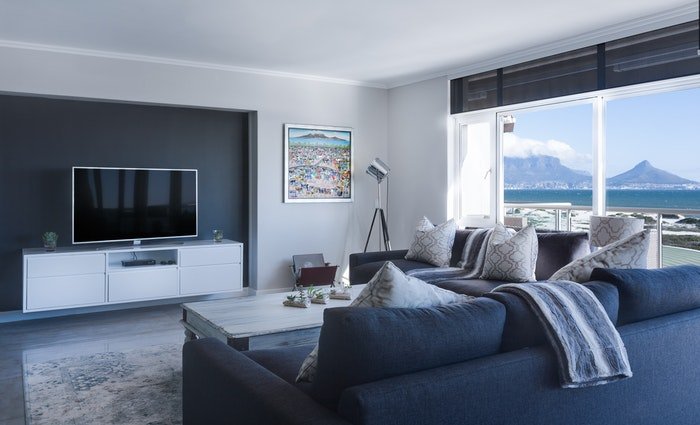 Интерьер гостиной с телевизором и диванами, снятый для фотографии недвижимости
