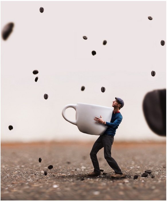 миниатюрная сцена мужчины, ловящего кофейные зерна чашкой как креативная идея фотошопа