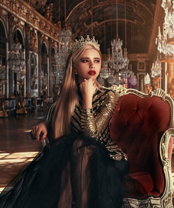 фантазийная фотография королевы, позирующей на троне в большом зале