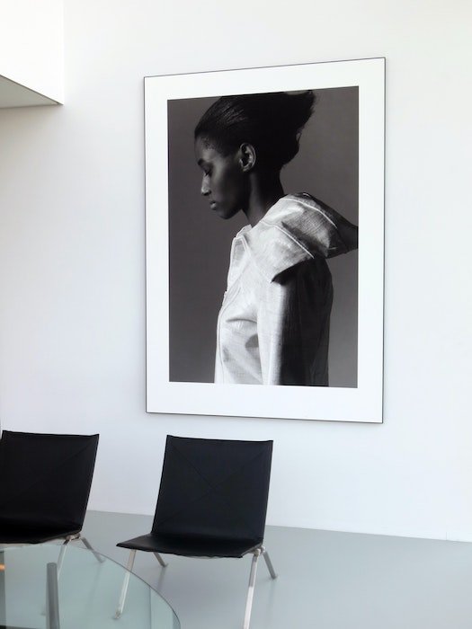 Увеличенная черно-белая фотография женщины в рамке, висящая на стене гостиной