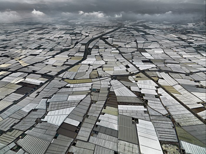 интересная композиция для воздушной пейзажной фотографии: алюминиевые крыши на сколько хватает глаз