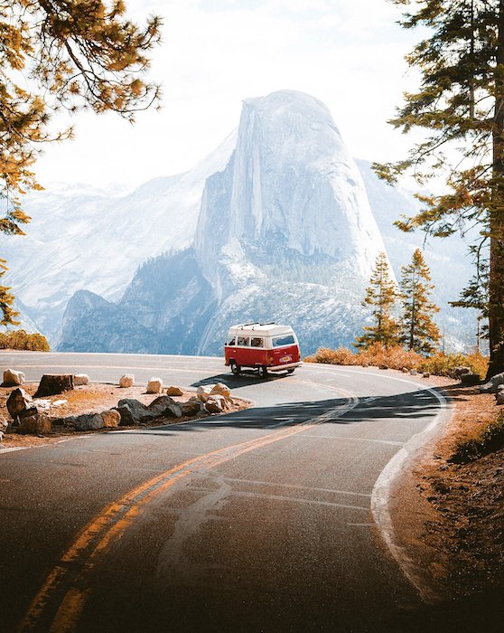 фото фургона, едущего через заснеженные горы