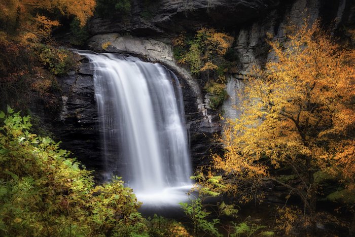 снимок водопада на длинной выдержке в осеннем пейзаже