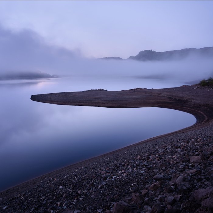 пейзажная фотография: слой тумана плывет над скалистым берегом