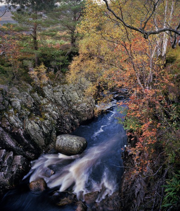 длинная экспозиция пейзажной фотографии реки осенью
