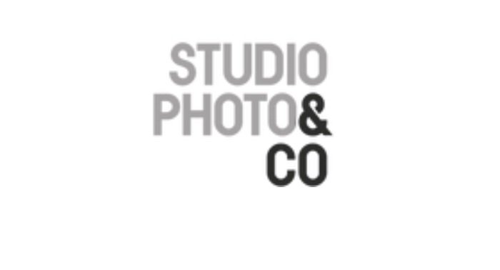 Логотип Studio Photo & Co с использованием жирного шрифта двух цветов