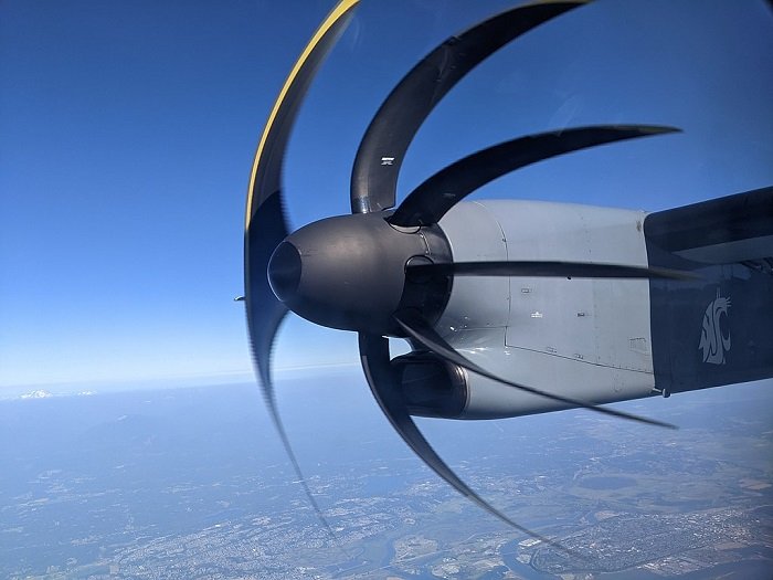 изображение турбины двигателя самолета, демонстрирующее эффект артефакта rolling shutter