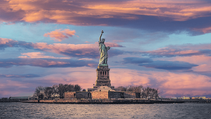 Статуя Свободы с замененным небом с помощью фотошопа AI