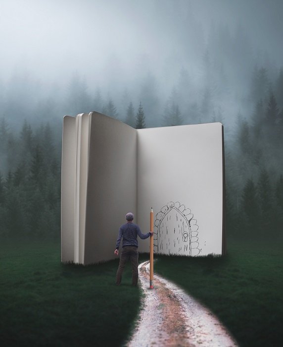 миниатюрный человек, стоящий перед дверью, нарисованный карандашом на открытой книге