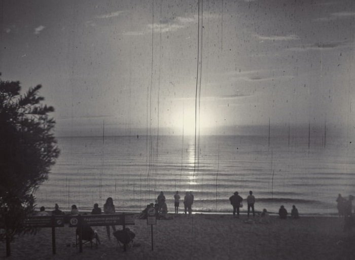 черно-белая пленочная фотография заката на берегу моря