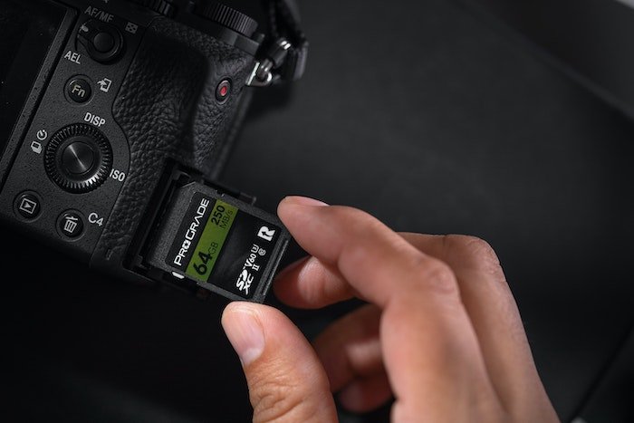 Вставка SD-карты в камеру