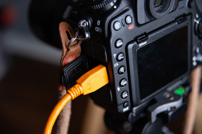 изображение привязного usb-кабеля, подключенного к камере