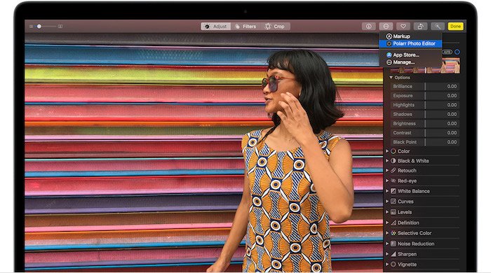 Скриншот интерфейса программы Apple Photos, альтернативной Lightroom, с красочным портретом женщины