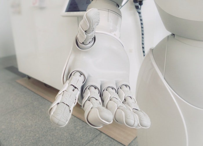 Фотография ИИ: Белая пластиковая роботизированная рука, используемая с ИИ