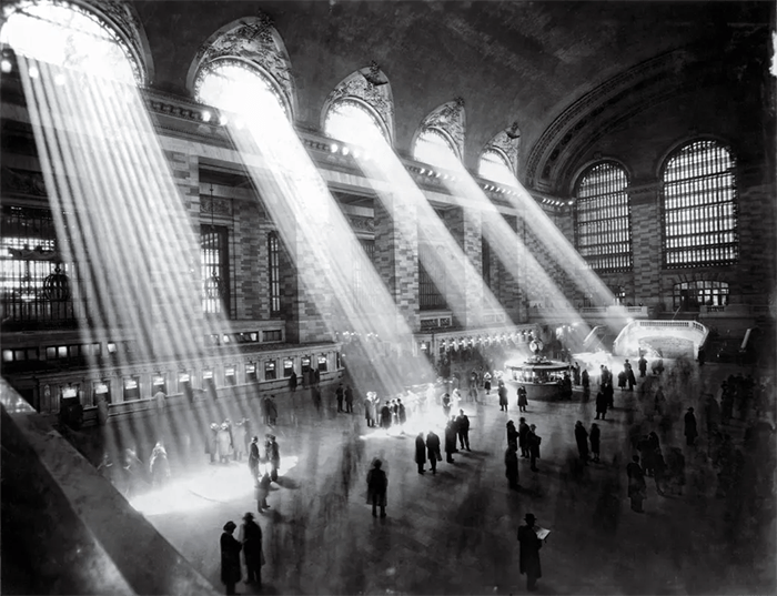 архитектурная фотография: черно-белый вокзал Grand Central Station 1941 года с солнечным светом, проникающим через окна, созданная влиятельным архитектурным фотографом беренис эбботт