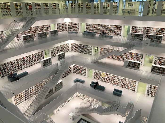 лучшие сайты стоковых фотографий: многоэтажная библиотека с шикарной белой цветовой гаммой