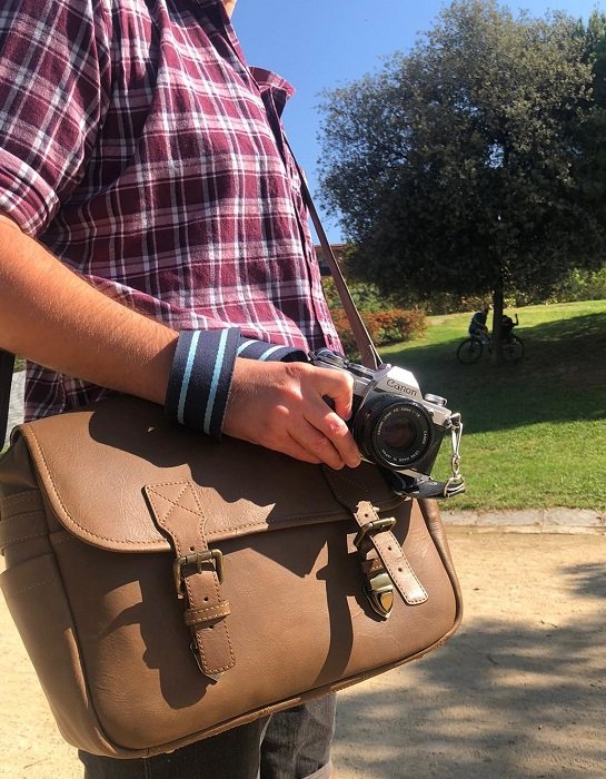 фотограф позирует со своей камерой и сумкой Black Forest