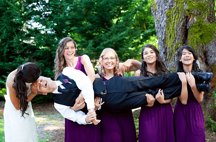 фотоидея женихов: изображение нескольких подружек невесты в фиолетовом, несущих жениха