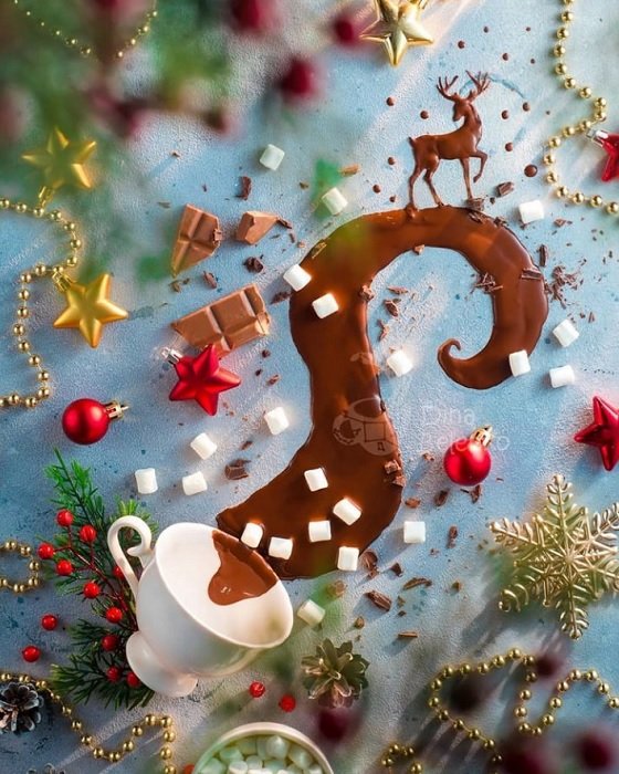 Рождественский плоский слой украшений из шоколада и кубиков сахара, выходящих из чайной чашки
