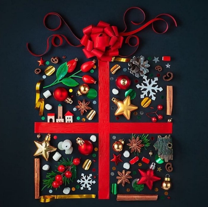 Рождественский плоский подарок, составленный из красочных орнаментов и зимних предметов