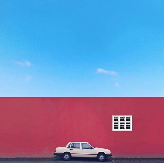 цвет в фотографии: старый Volvo, припаркованный перед красной стеной с контрастным холодным голубым небом над ней