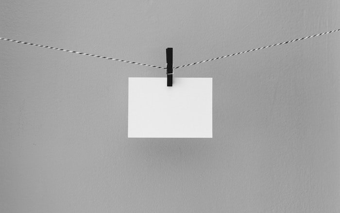 diy light reflector: Белая открытка висит на прищепке