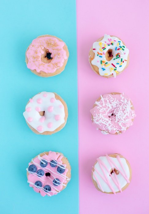 идея плоского фона: шесть пончиков, уложенных поверх голубого и розового плоского фона