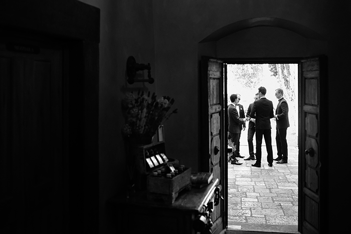 идея фотографии женихов: черно-белое изображение женихов в рамке в старом дверном проеме