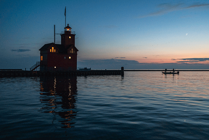 GIF, сделанный в Photoshop из лодки-маяка и отражения в воде