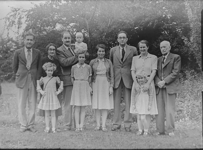 черно-белый семейный портрет много десятилетий назад