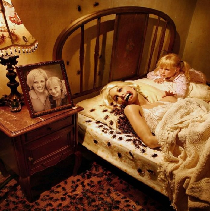 страшная фотография ужасов: ребенок лежит на кровати рядом с матерью, изо рта у него выходят тараканы