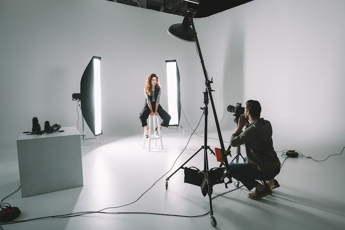 фотограф использует захват троса для съемки портретов в студии