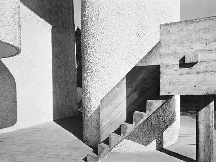 Черно-белая фотография теней, отбрасываемых лестницей и пилястрой, как известный пример архитектурной фотографии формы и света работы Люсьена Эрве