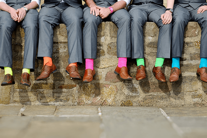 женихи фото идея: ниже пояса группы женихов в разноцветных носках