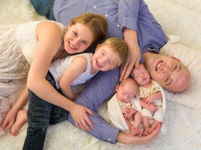 новорожденные близнецы фото идеи: мама папа и старший брат позируют с новорожденными близнецами